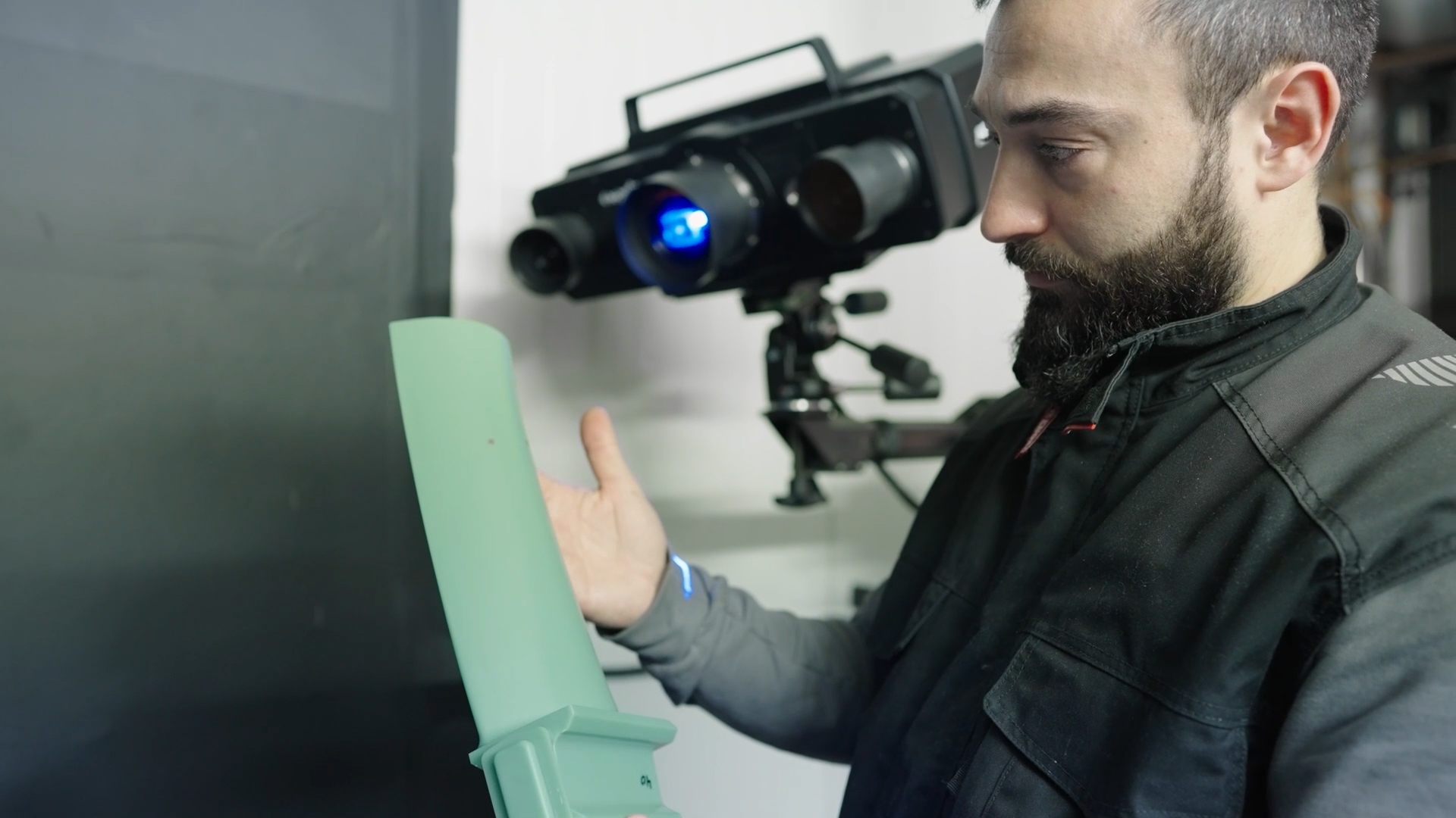 Sensor ZEISS ATOS 5 w trybie manualnym podczas kontroli modeli woskowych.