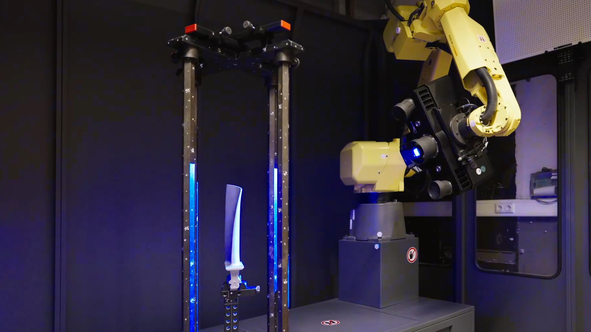 Zautomatyzowany sensor ZEISS ATOS 5 w ZEISS ScanBox Series 5 do precyzyjnego pozyskiwania danych 3D całej geometrii.  