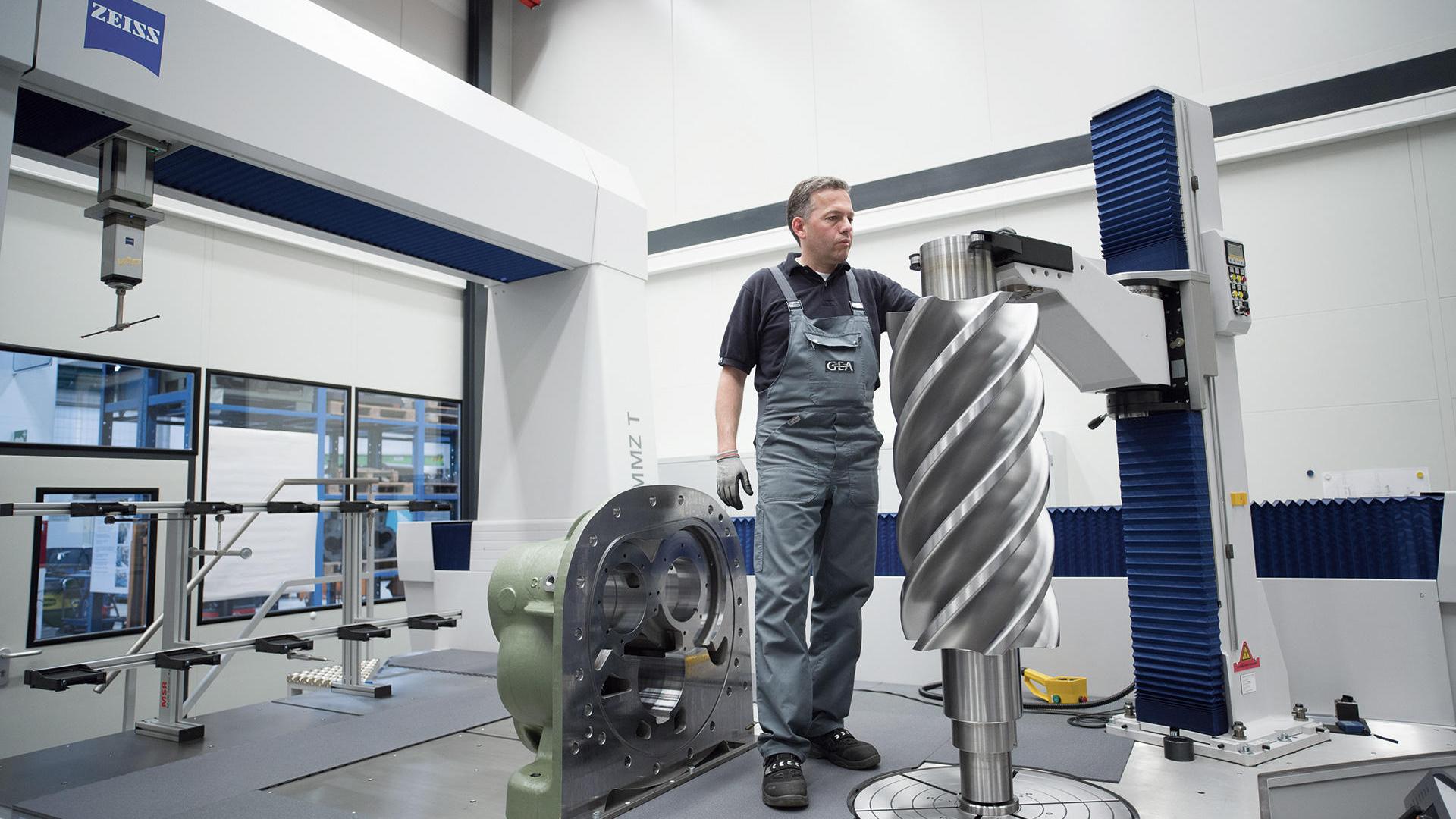 Technik pomiarowy sprawdza położenie wirnika w MMZ. Uchwyt opracowany przez ZEISS dla GEA Refrigeration Germany niezawodnie utrzymuje wirnik w miejscu na stole obrotowym