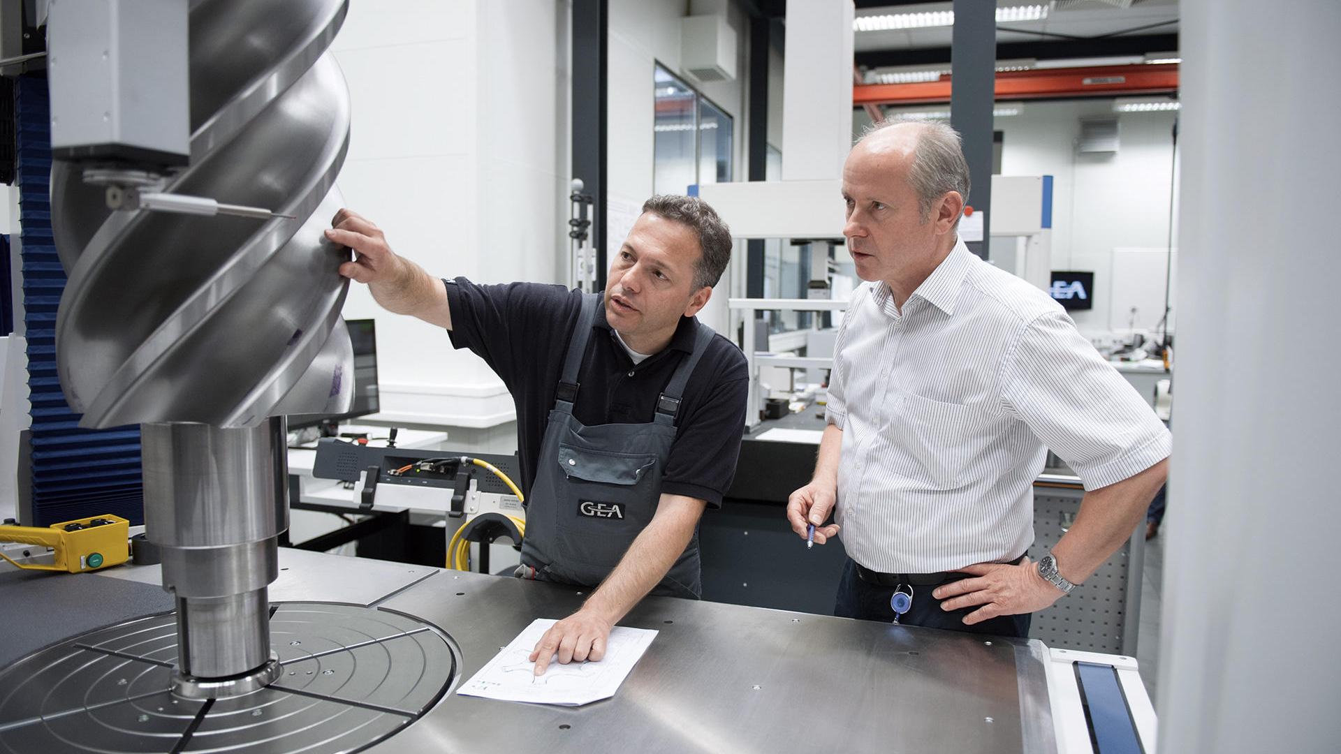 Carsten Göbel i Harald Wilke omawiają pomiar wirnika na ZEISS MMZ w laboratorium pomiarowym GEA Refrigeration Germany