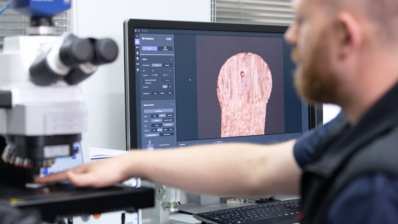 Pomiar mikroskopowy złącza spawanego za pomocą w pełni zmotoryzowanego urządzenia Axio Imager firmy ZEISS.