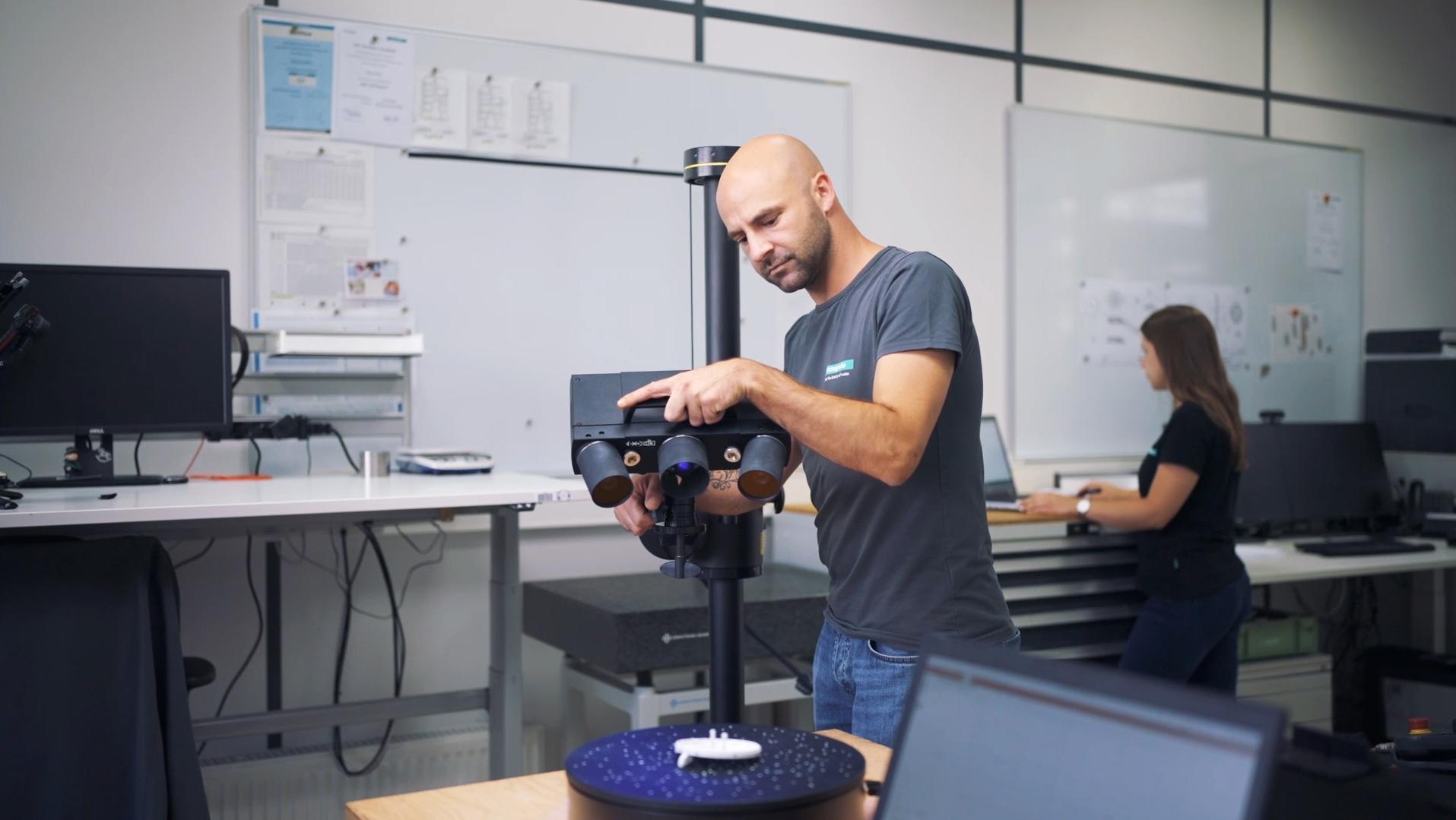 system metrologii optycznej i uzyskana chmura punktów jest analizowana za pomocą oprogramowania do oceny danych ZEISS INSPECT Pro