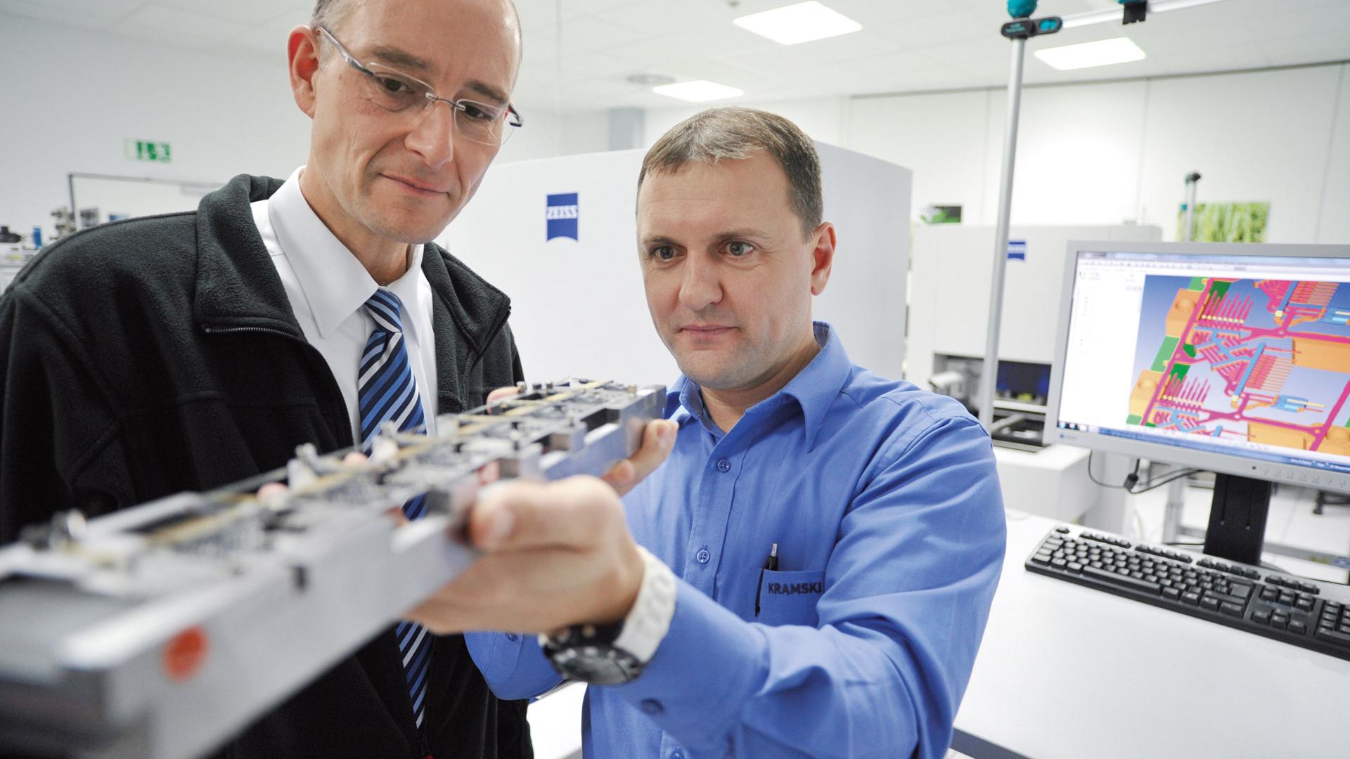 Praca w laboratorium pomiarowym musi być szybka i precyzyjna. Kierownik zespołu Mathias Schlegel (po lewej) i jego kolega Waldemar Fust są wspierani przez wiele maszyn pomiarowych ZEISS