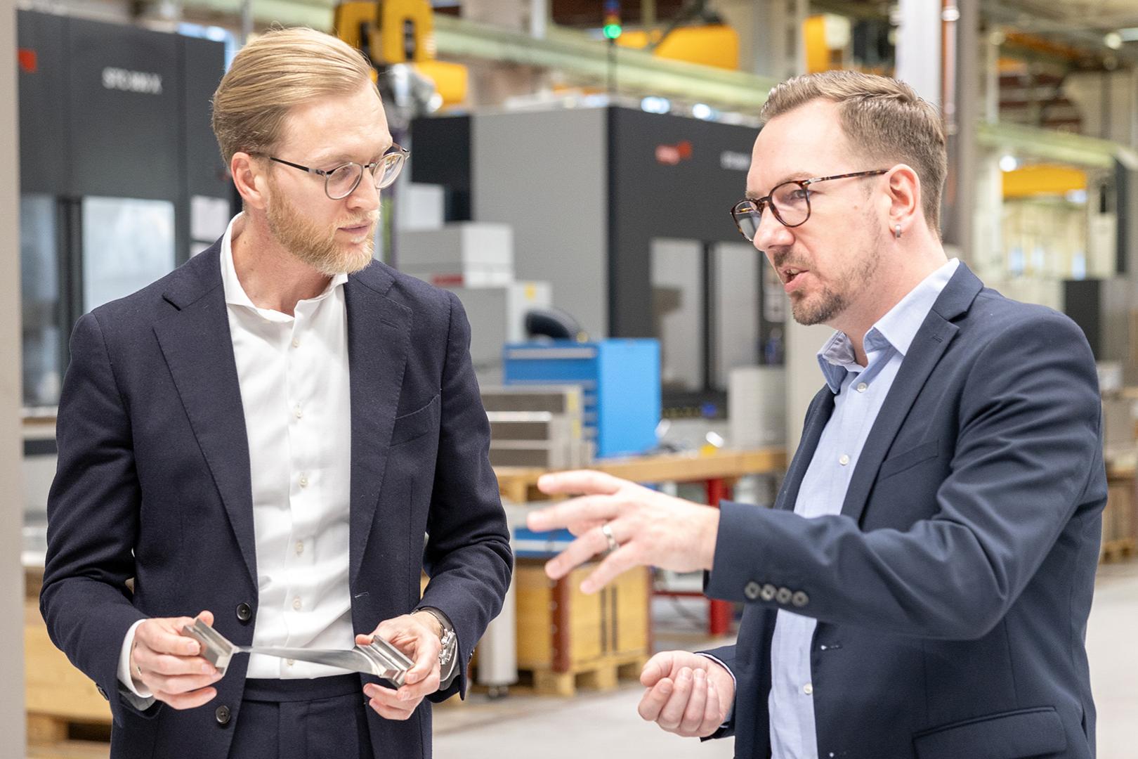 Roland Ziltener, dyrektor zakładu w Starrag AG (po prawej) i Ivan Nytsch, kierownik segmentu klientów globalnych lotnictwa i kosmonautyki (po lewej)