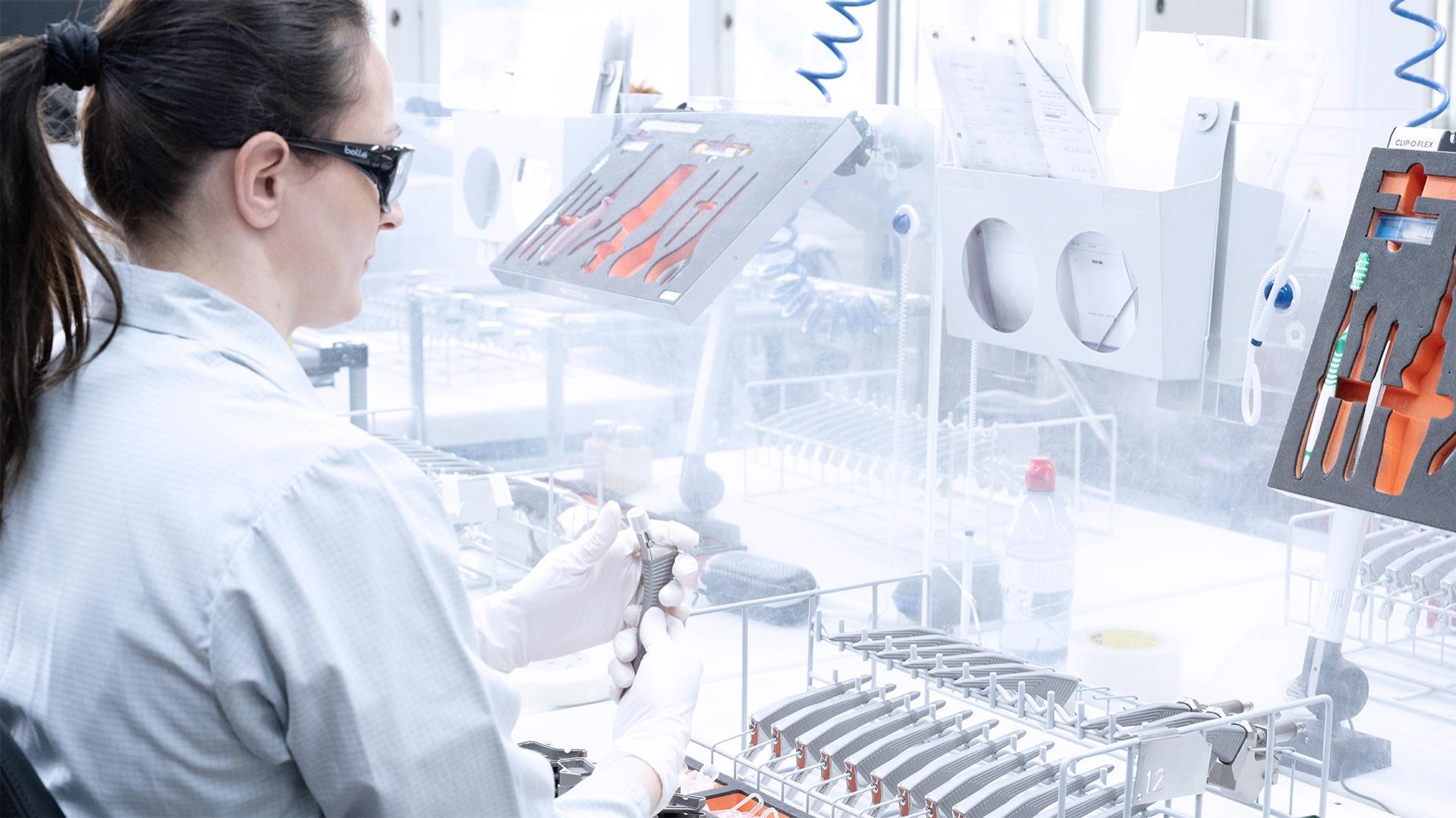 To nie może być prostsze: Rozwiązanie ZEISS wspomagane przez sztuczną inteligencję automatycznie kontroluje powłoki implantów.