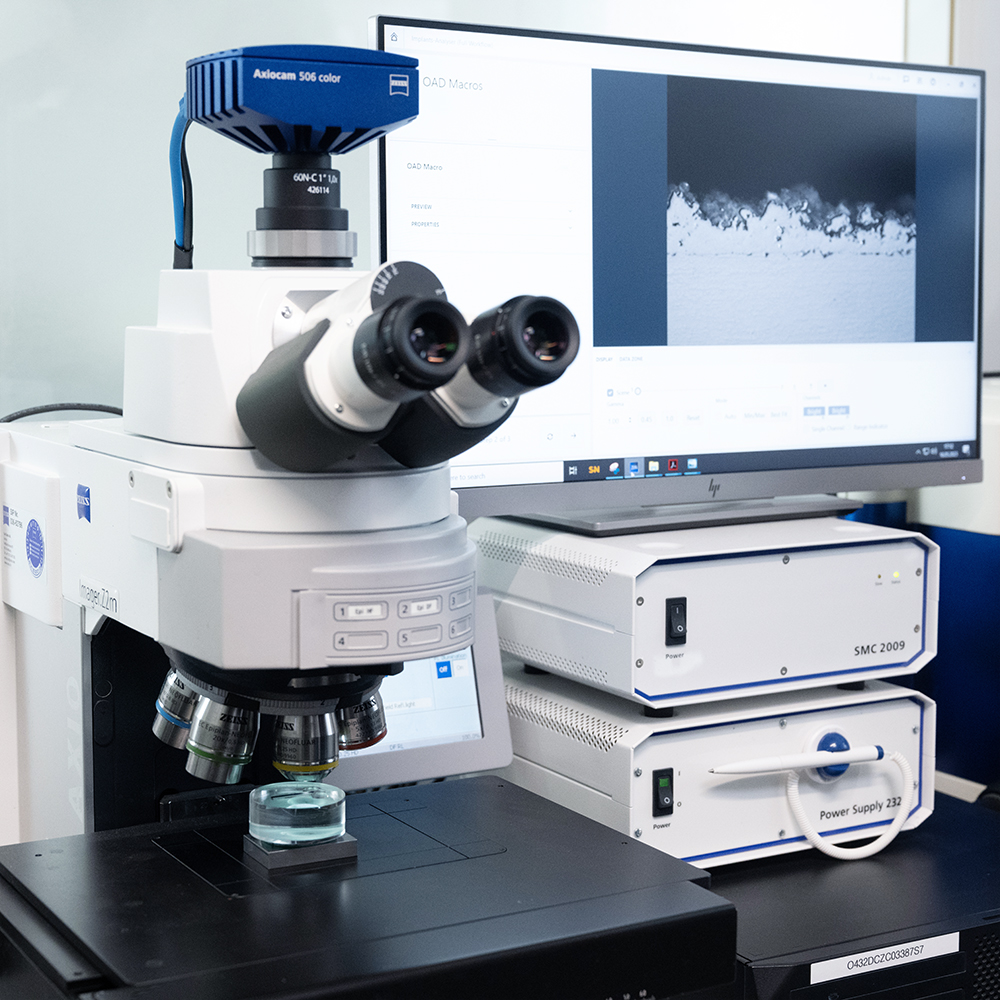  Rozwiązanie ZEISS wspomagane przez sztuczną inteligencję automatycznie kontroluje powłoki implantów