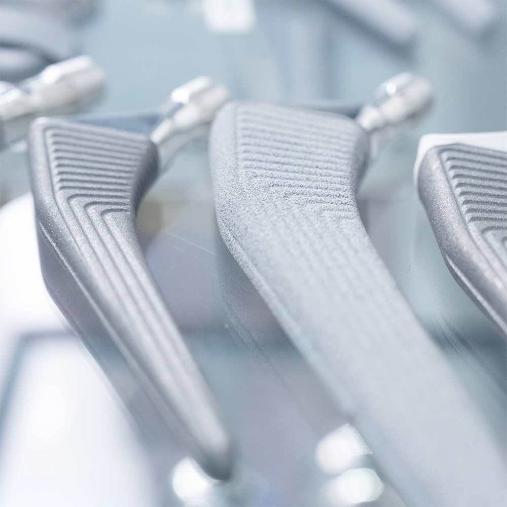  Rozwiązanie ZEISS wspomagane przez sztuczną inteligencję automatycznie kontroluje powłoki implantów