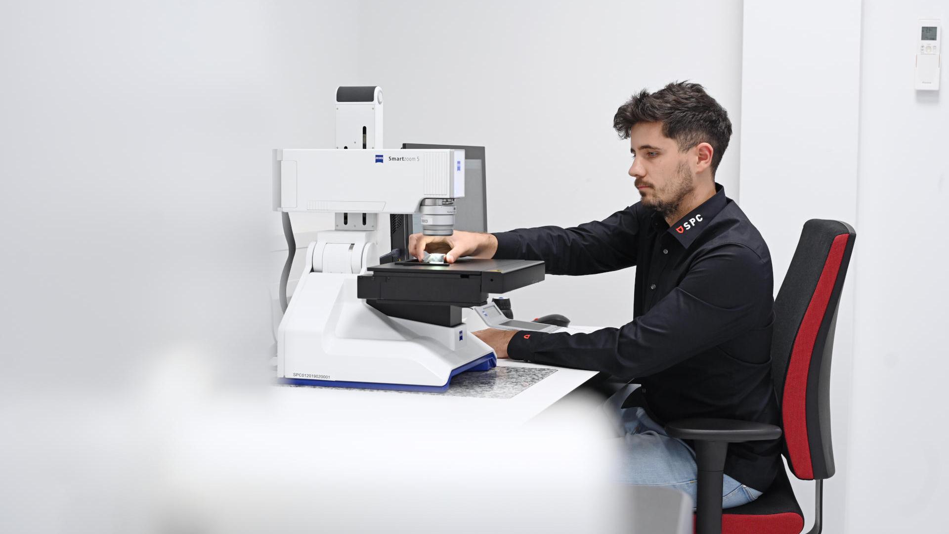 Analiza za pomocą mikroskopu cyfrowego ZEISS Smartzoom 5 pokazuje: tak zwane łuszczenie, czyli utlenianie stali, jest widoczne wokół osi centralnej. Mogło to doprowadzić do korozji wewnątrz komponentu.