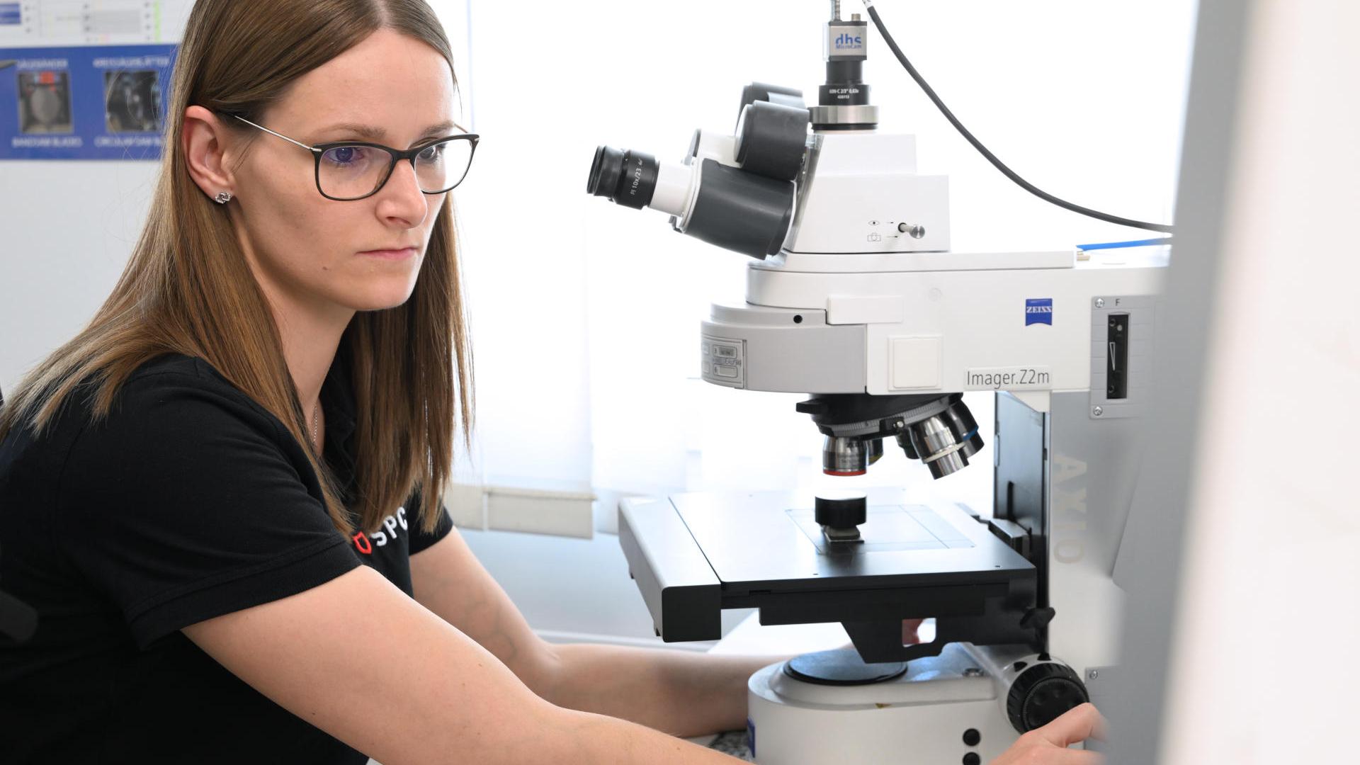 Próbka jest badana za pomocą ZEISS Axio Imager.Z2m, szerokokątnego mikroskopu o wysokiej rozdzielczości do zautomatyzowanych badań materiałowych.