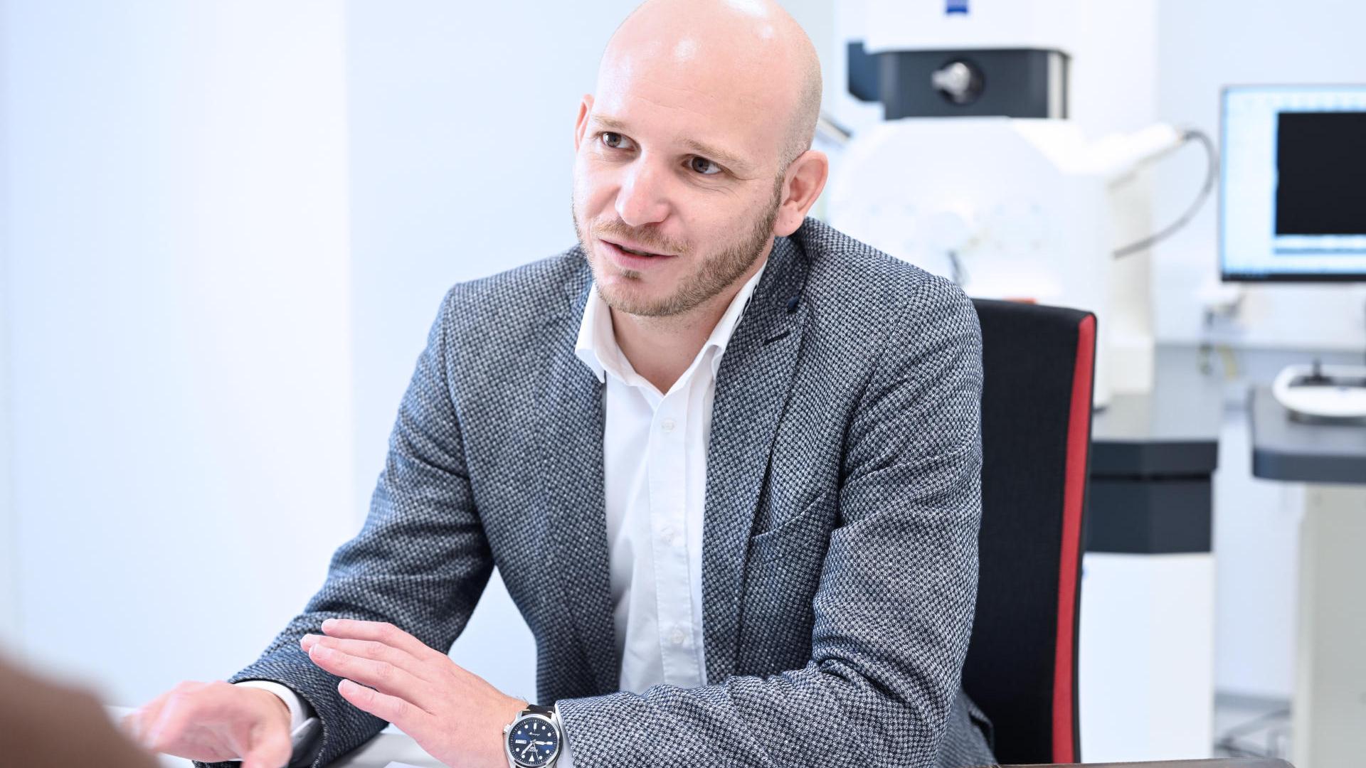 „(...) to czyni ZEISS wyjątkowym: optymalnie dopasowany sprzęt i oprogramowanie, coś, czego nie można znaleźć u żadnego innego producenta”, mówi Thomas Schaupp.