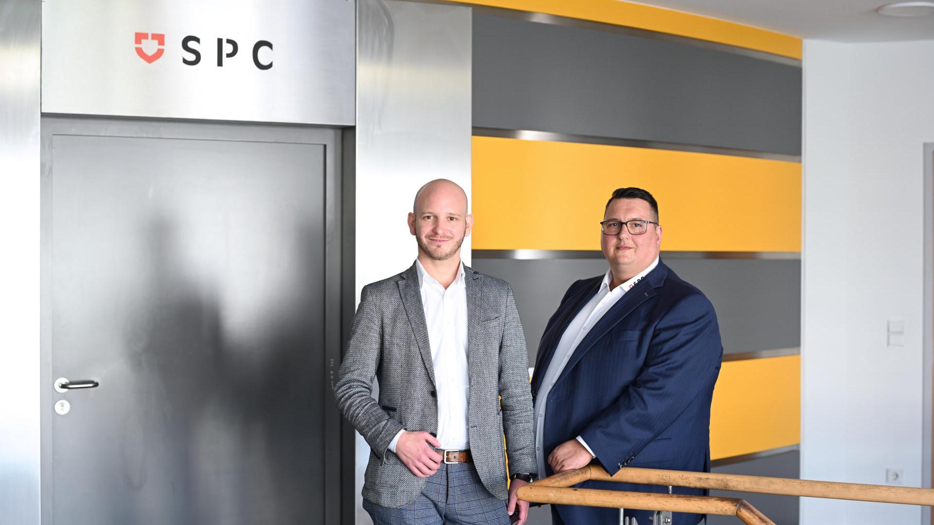 Alexander Maier, Dyrektor zarządzający i Thomas Schaupp, Kierownik laboratorium w SPC.