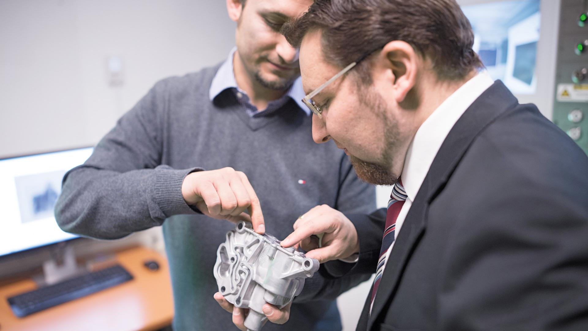 Rene Klaffenböck, kierownik zespołu laboratoryjnego i specjalista ds. ochrony środowiska w Grupie TCG UNITECH oraz David Demmelmair, kierownik ds. zarządzania jakością (od lewej do prawej)