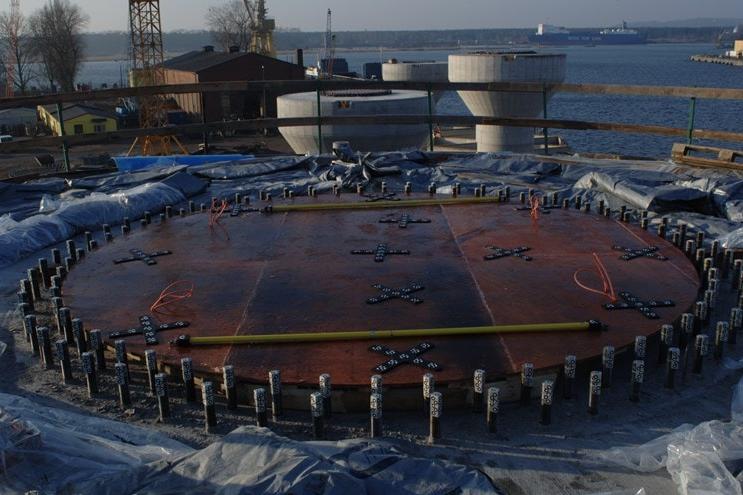 Położenie śrub montażowych w betonowym fundamencie i przygotowanie do pomiaru.