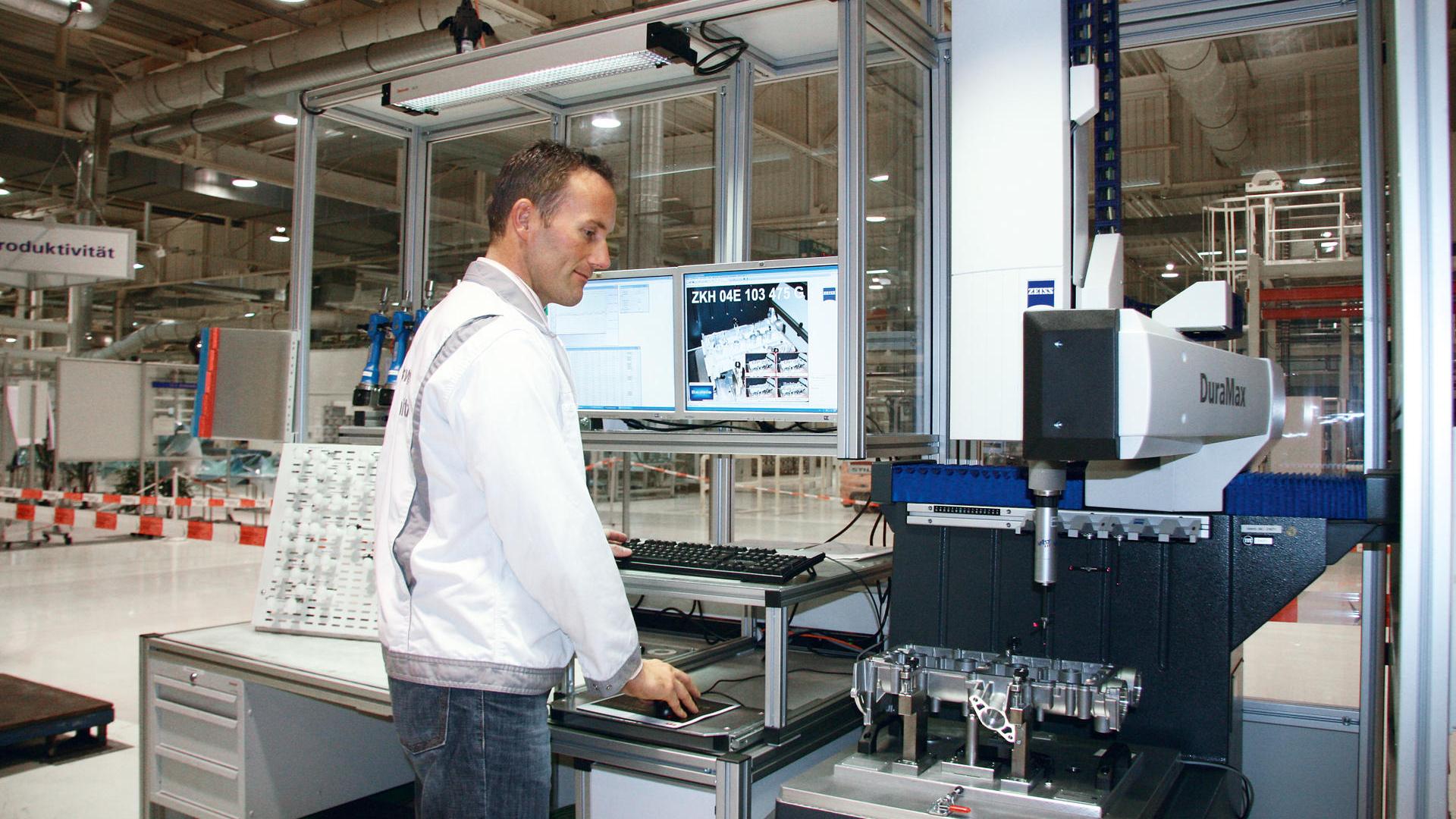 W fabryce silników spółki Volkswagen Sachsen GmbH w Chemnitz współrzędnościowe maszyny pomiarowe ZEISS DuraMax są elastycznie programowane i używane do pomiaru losowych próbek w hali produkcyjnej