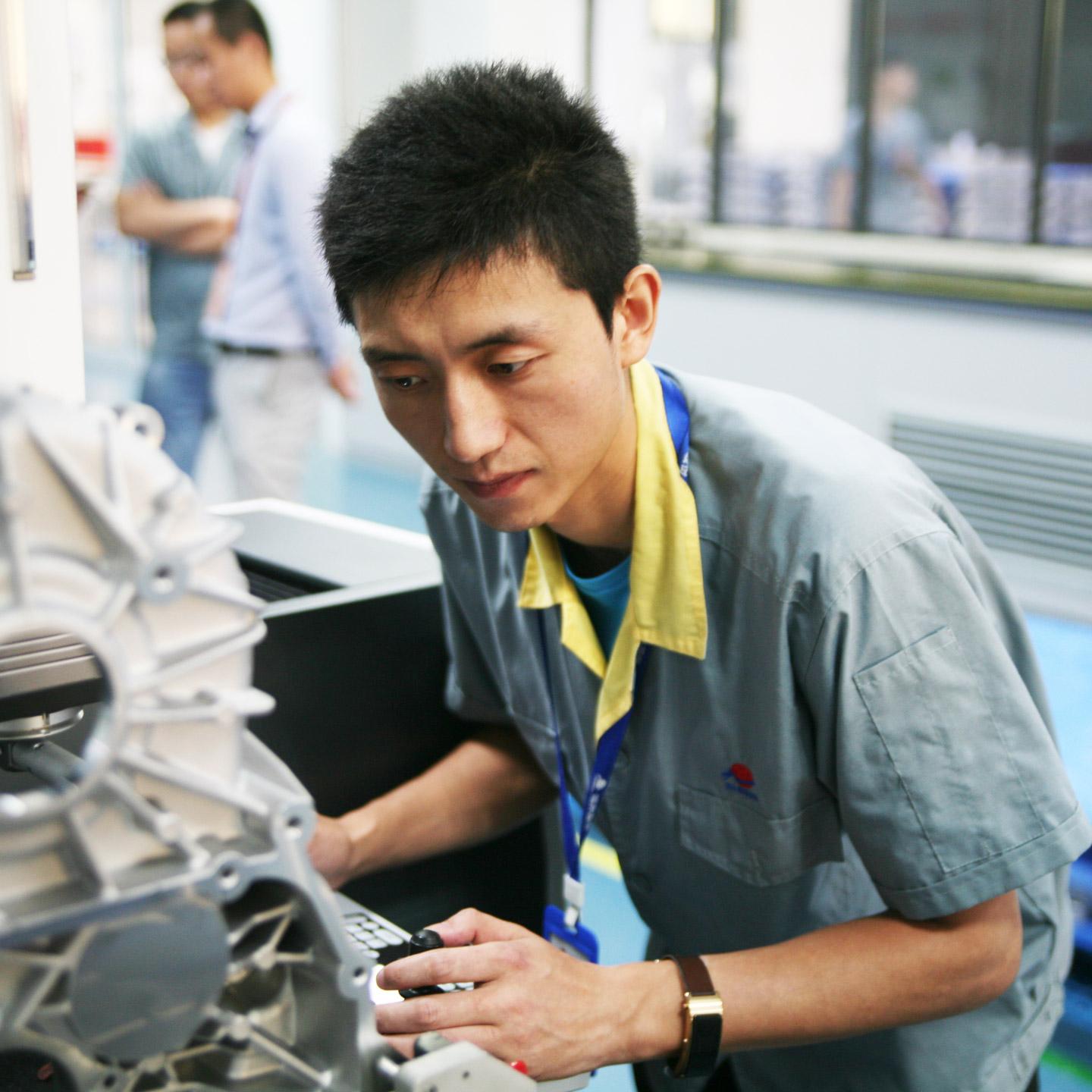 Technik metrolog przy maszynie pomiarowej w Xusheng.