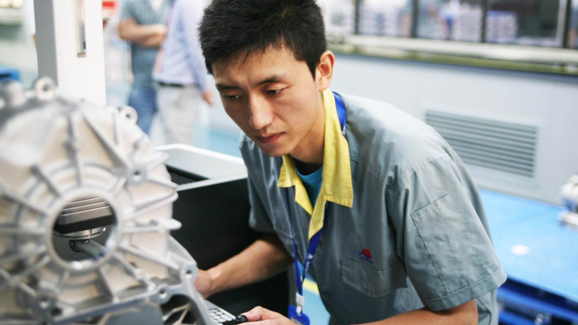 Technik metrolog przy maszynie pomiarowej w Xusheng.
