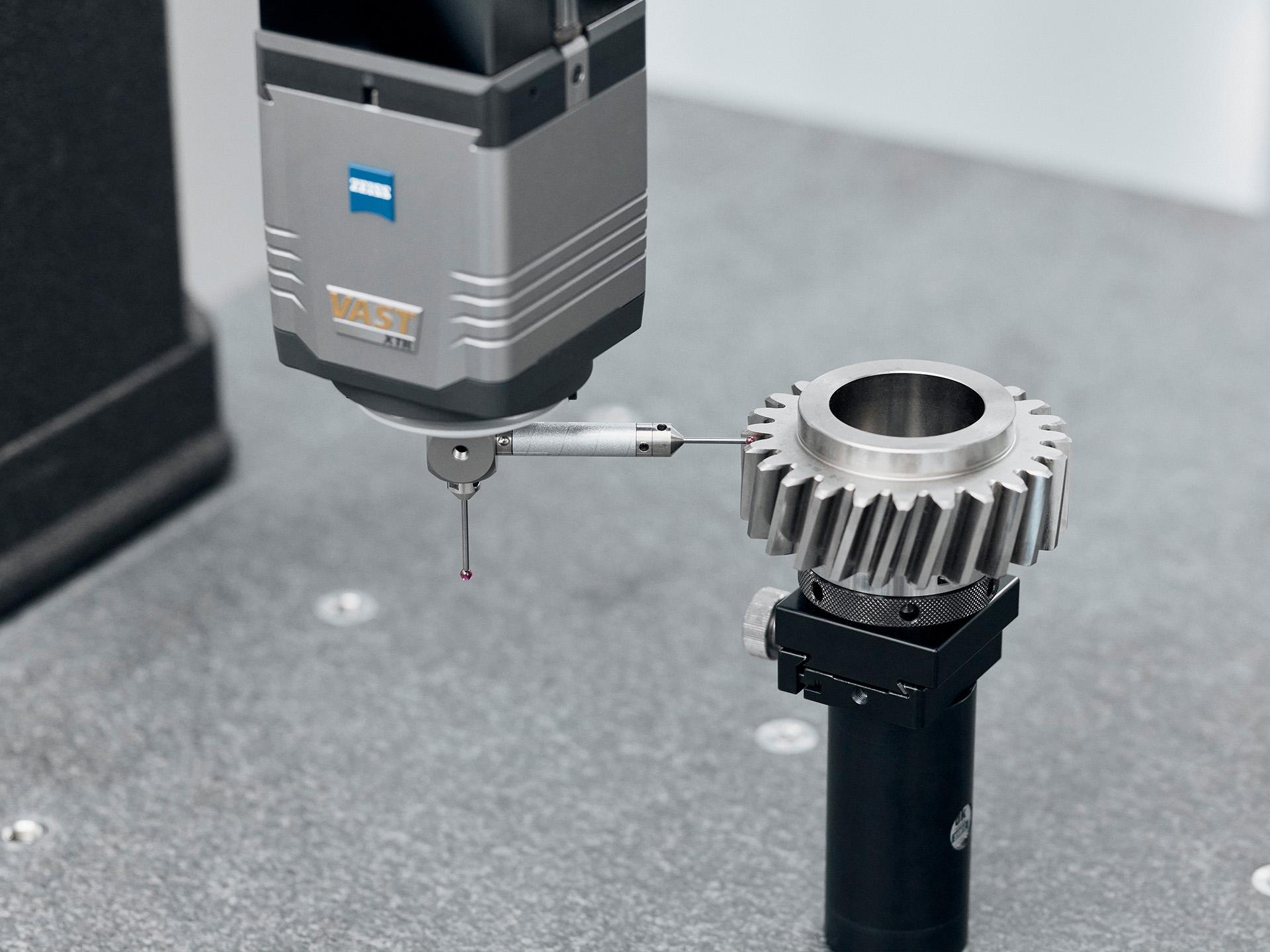 ZEISS VAST XTR gold z wbudowaną osią obrotu umożliwia różne położenia kątowe trzpieni.