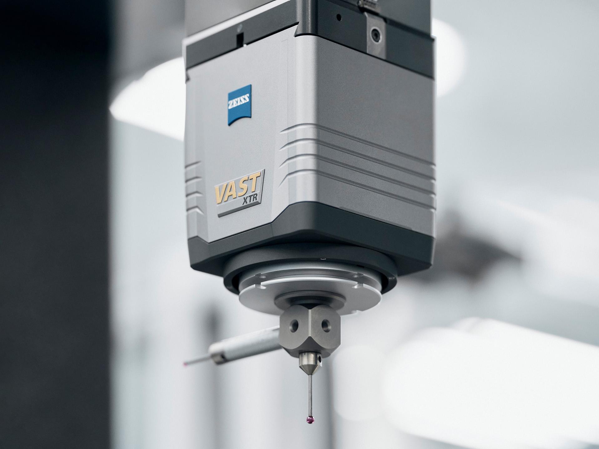 ZEISS VAST XTR gold z wbudowaną osią obrotu umożliwia różne położenia kątowe trzpieni.