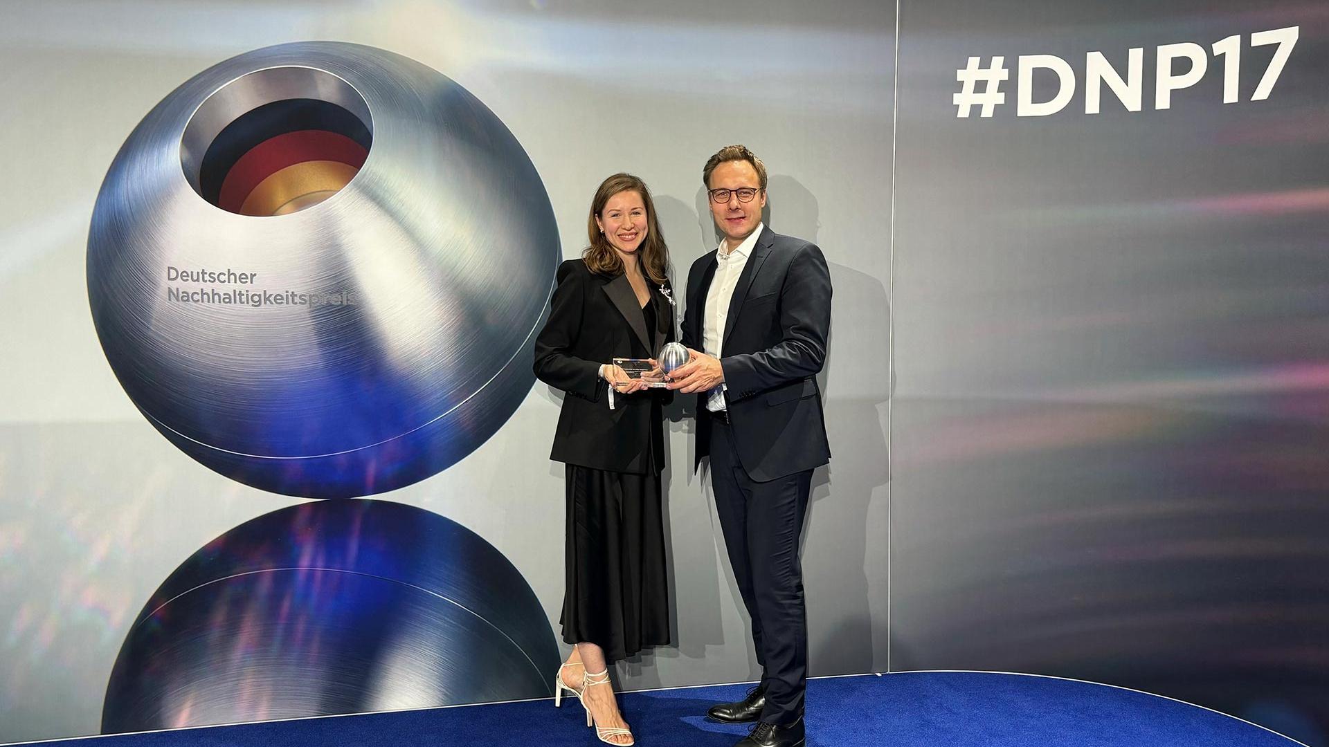 Dr. Stefan Wamsler and Elina Iamsia from ZEISS at the award ceremony of the German Sustainability Award 2024