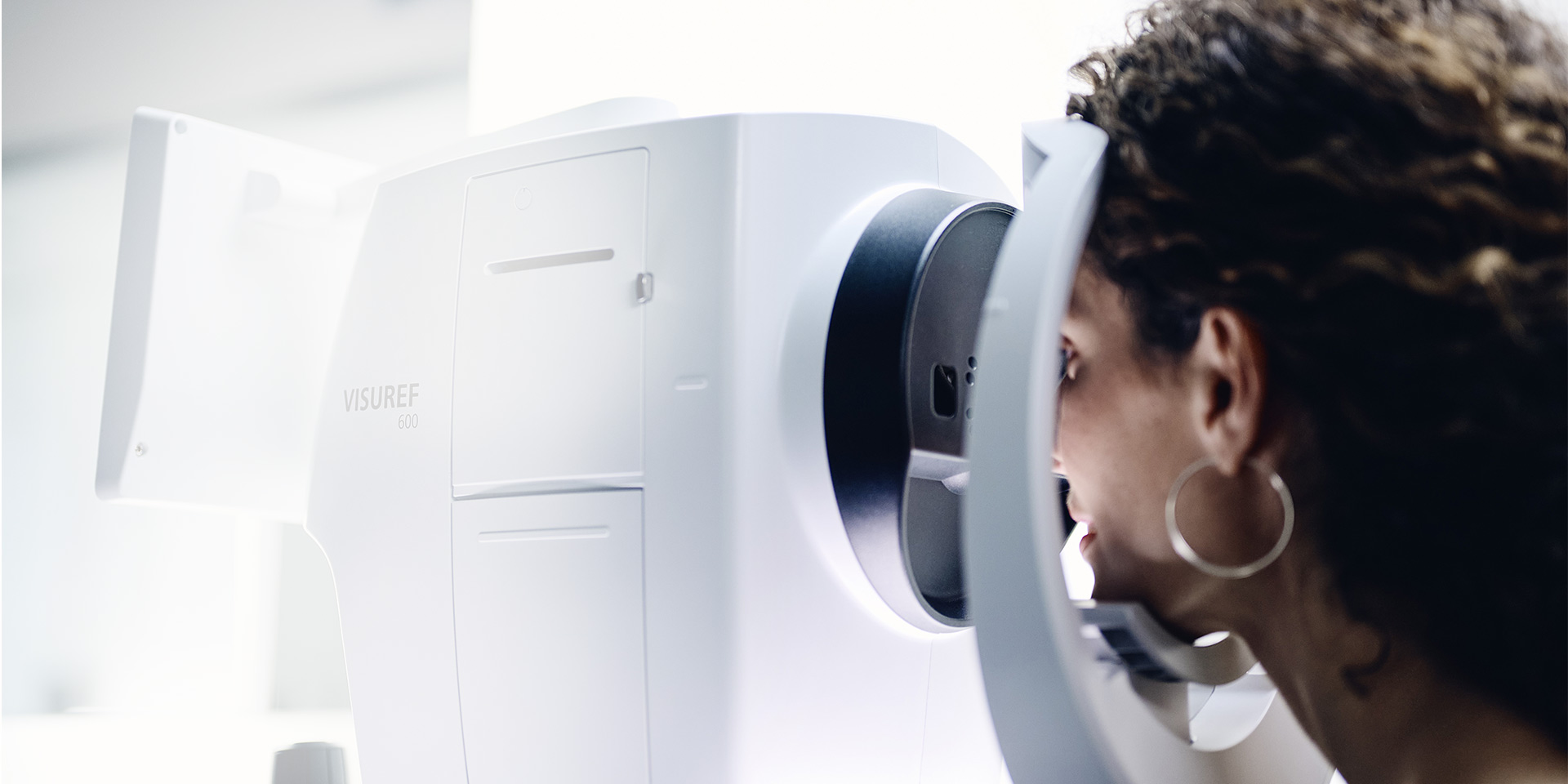 Kobieta patrzy przez ZEISS VISUREF 600