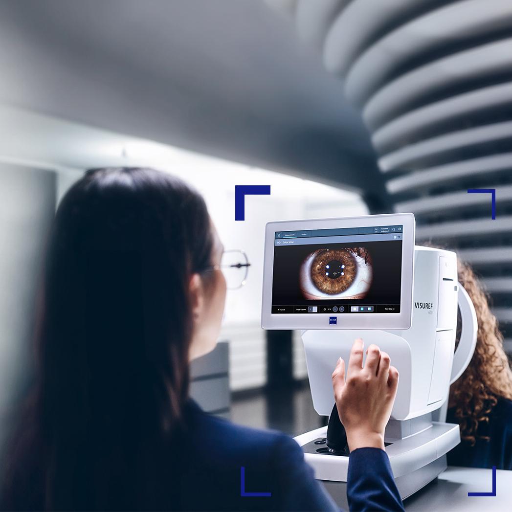Optyczka patrząca na ekran ZEISS VISUREF 600 pokazujący obraz oka.