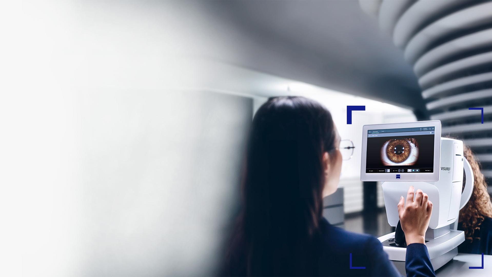 Optyczka patrząca na ekran ZEISS VISUREF 600 pokazujący obraz oka.