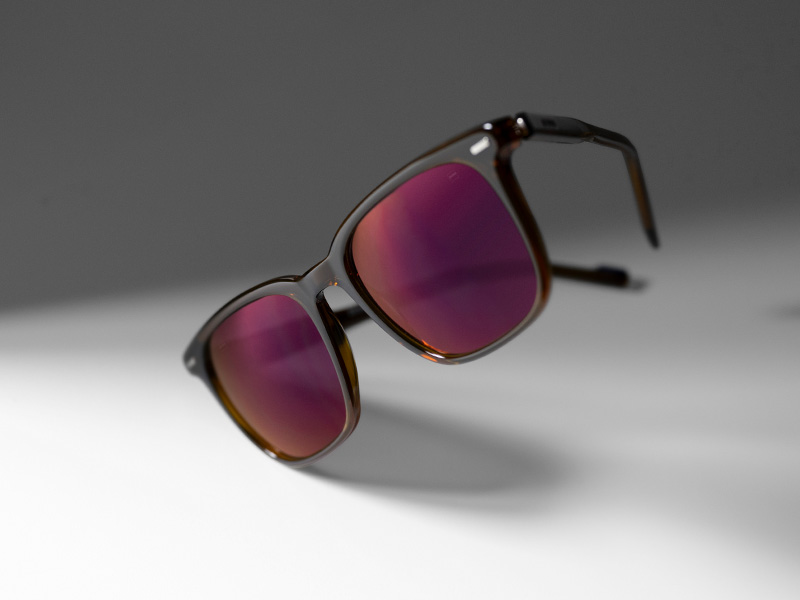 Soczewki ZEISS DuraVision Gold z powłoką UV na przyciemnianych soczewkach przeciwsłonecznych w kolorze Burgundy.