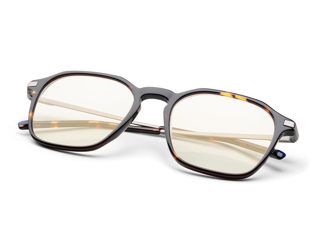 Przezroczyste okulary w brązowej oprawce z antyrefleksyjną powłoką ZEISS DuraVision Gold UV.