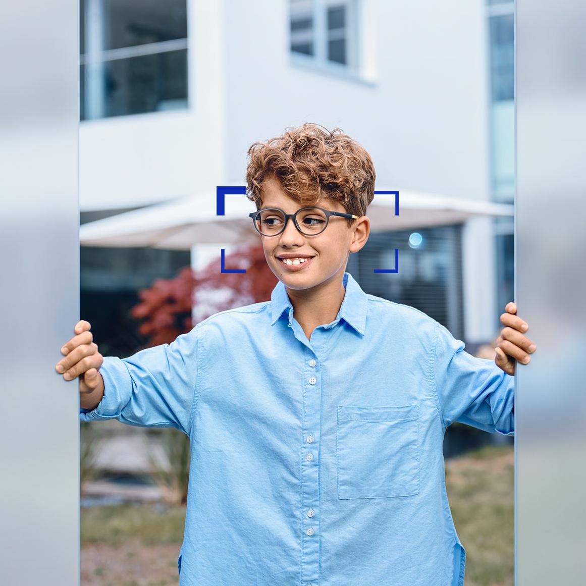 Mały chłopiec noszący soczewki ZEISS SmartLife Young