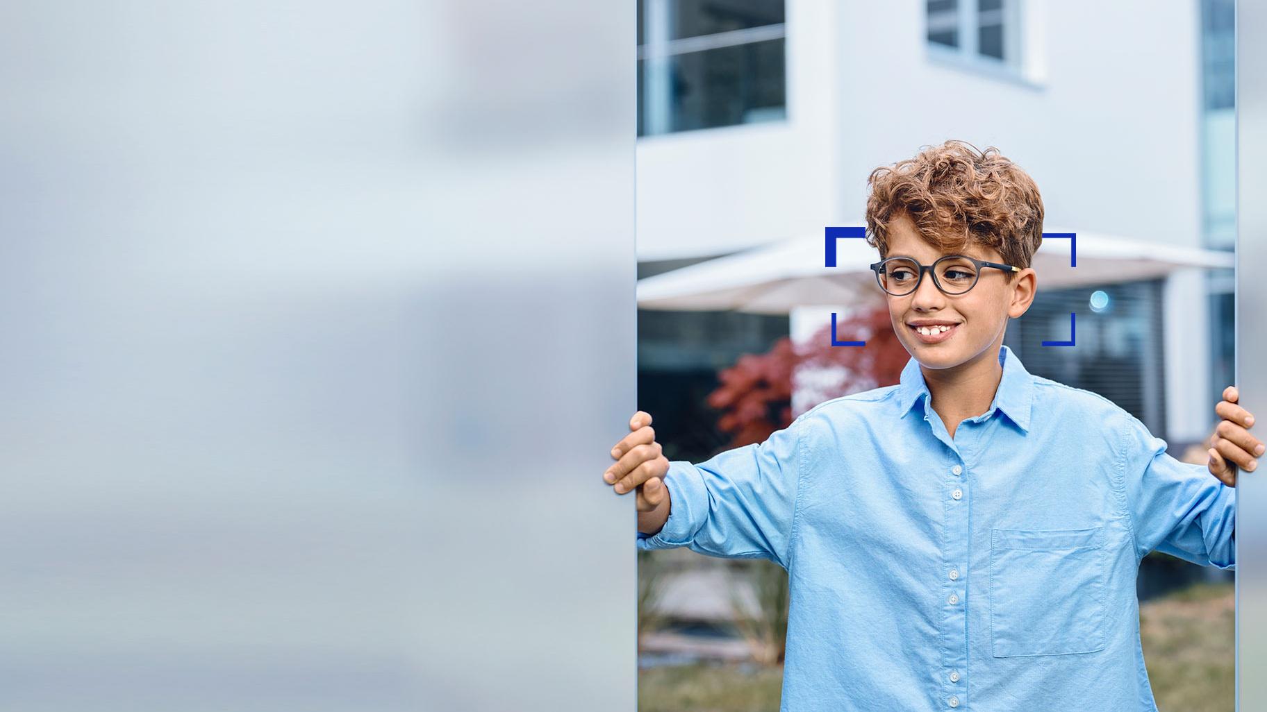 Mały chłopiec noszący soczewki ZEISS SmartLife Young