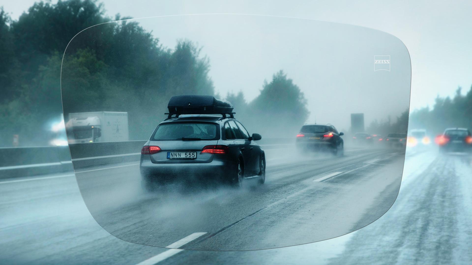 Widok na autostradę w deszczowy dzień przez soczewki jednoogniskowe ZEISS DriveSafe 