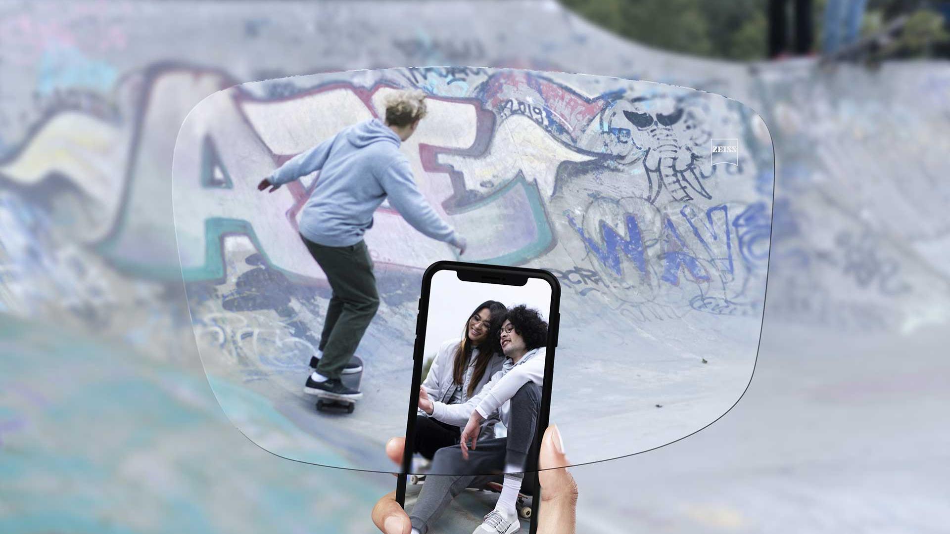 Widok na skate park przez soczewki jednoogniskowe ZEISS SmartLife. 