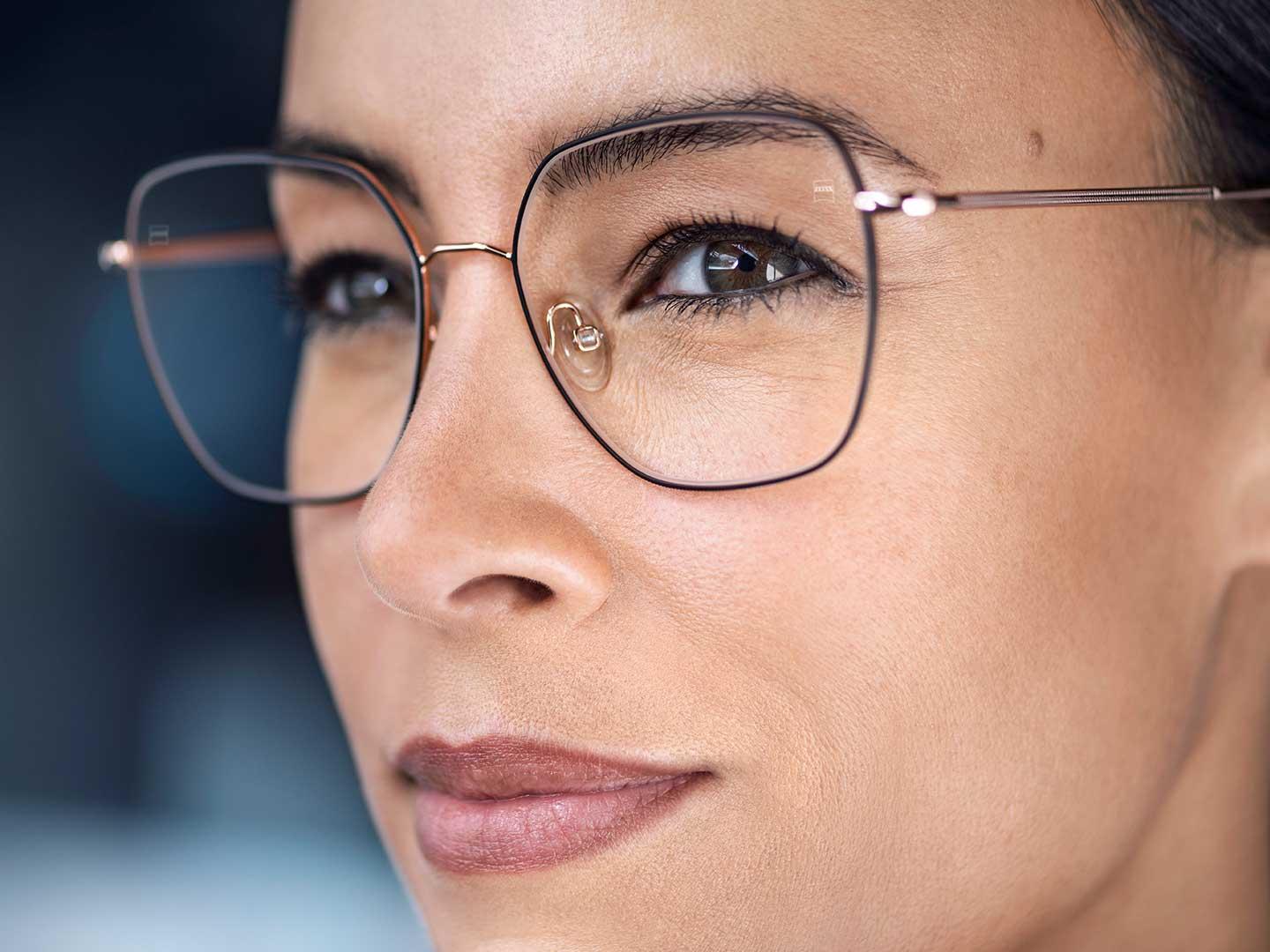 Zaciemnienie na poziomie okularów przeciwsłonecznych na zewnątrz i idealne rozjaśnienie w pomieszczeniach