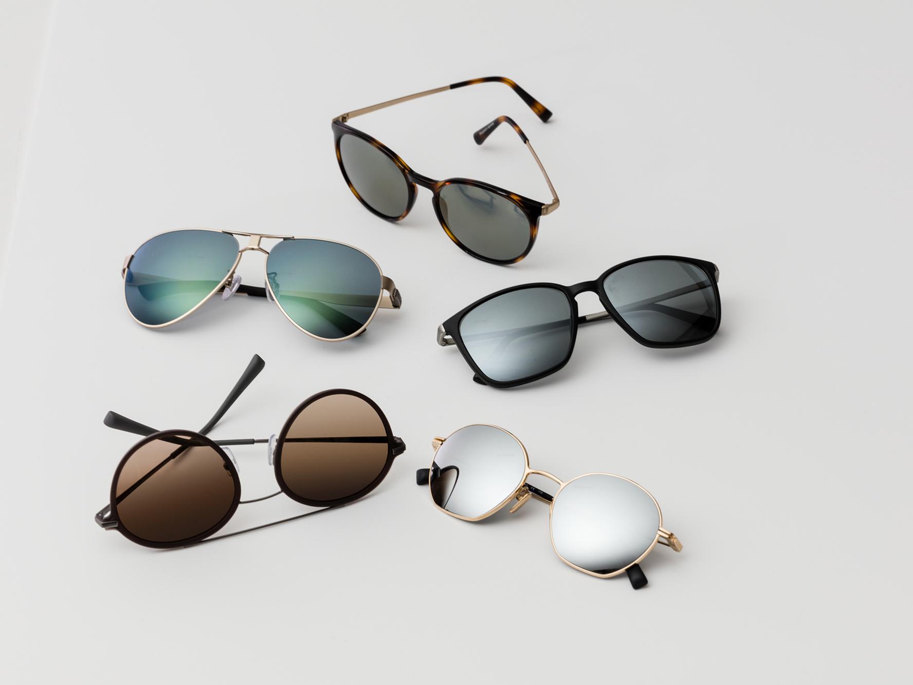 Pięć par okularów przeciwsłonecznych z klasycznym barwieniem chroniącym przed słońcem – światło umiarkowane i mocne.