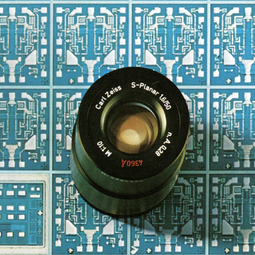 Zdjęcie soczewki ZEISS S-Planar na powierzchni mikrostruktur. 