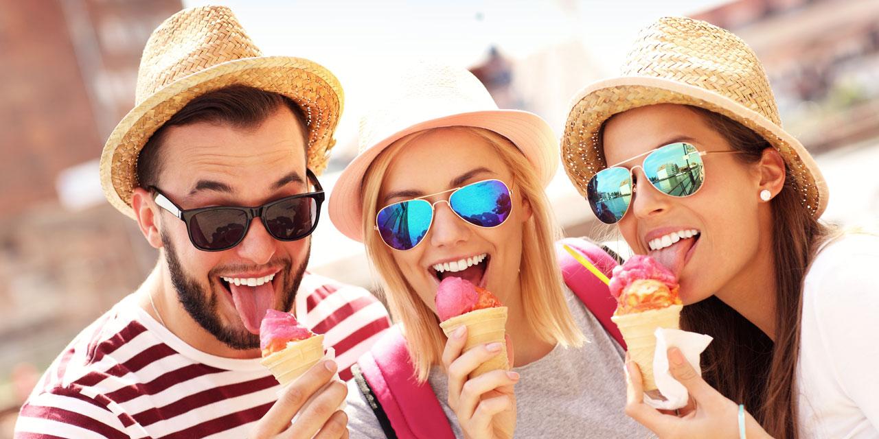 Grupa przyjaciół je lody w Gdańsku