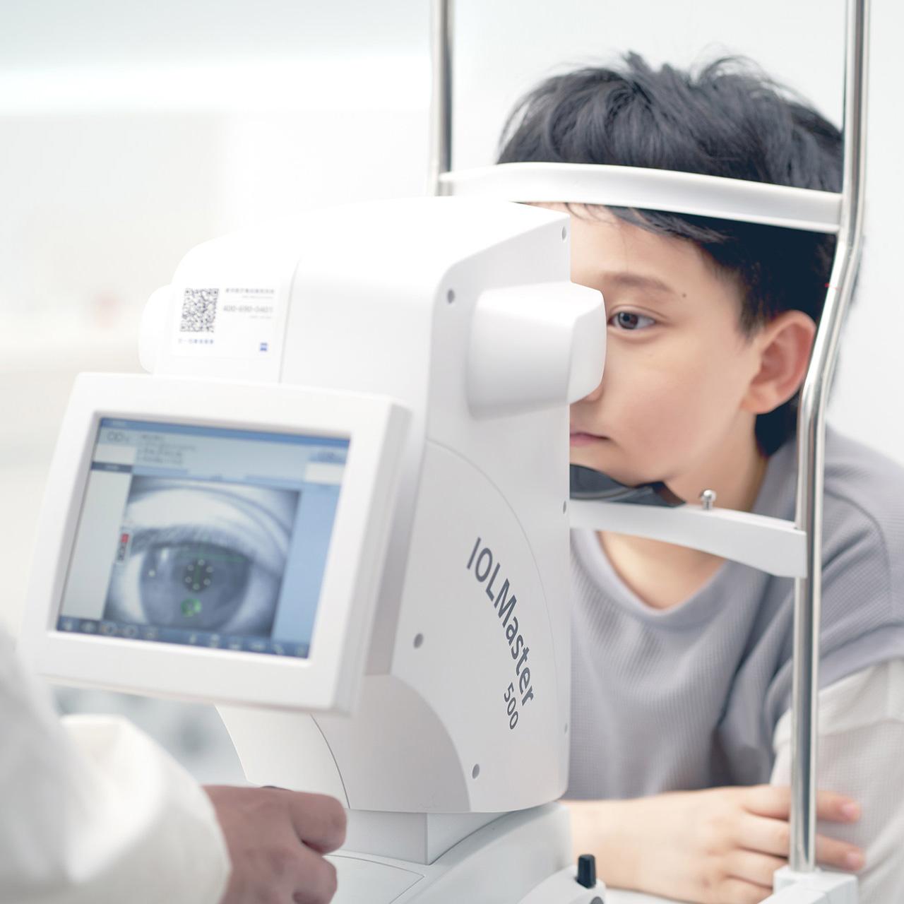 Chłopiec poddawany badaniu wzroku za pomocą biometru optycznego ZEISS IOLMaster 500