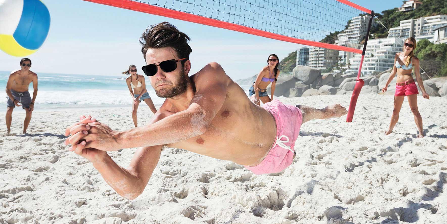 Ludzie na plaży grający w siatkówkę plażową