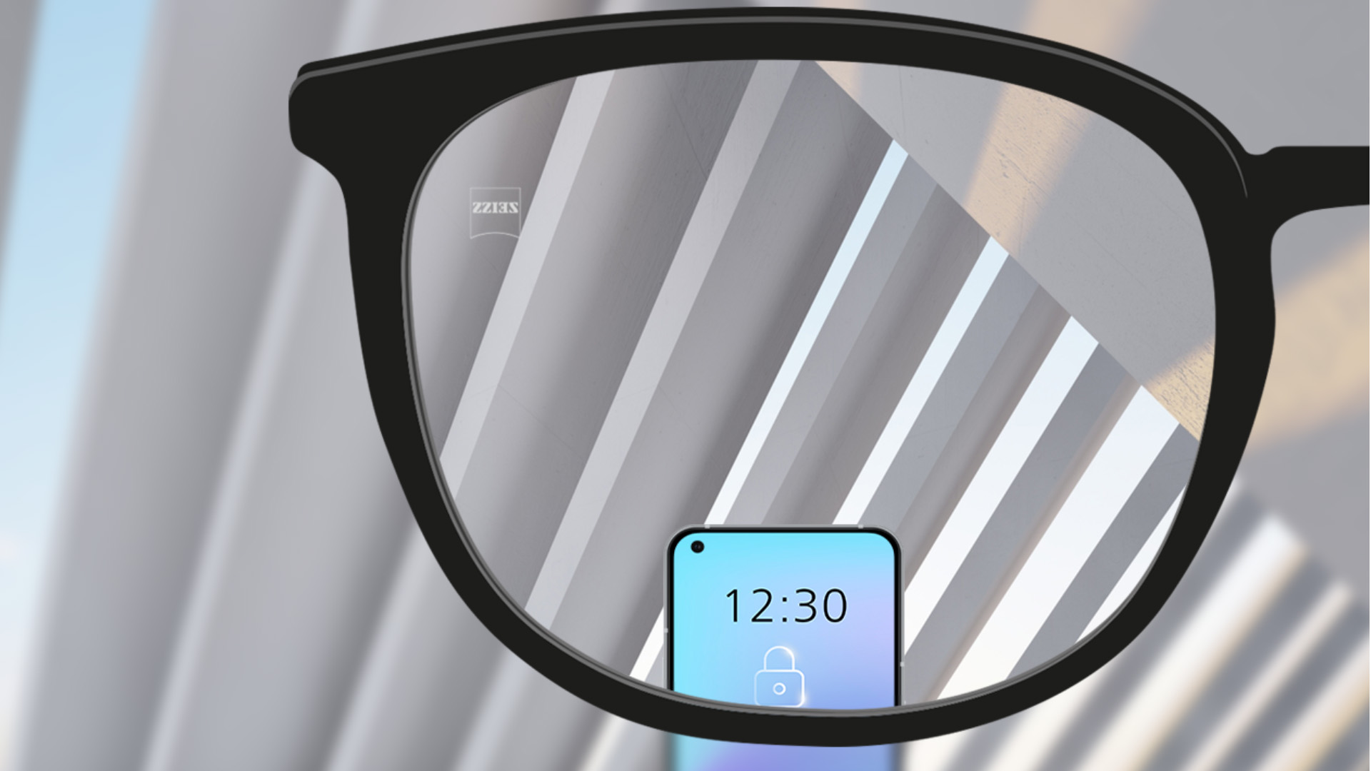 Punkt widzenia z soczewkami jednoogniskowymi ZEISS SmartLife ze smartfonem, obraz widziany przez soczewkę jest w pełni wyraźny.