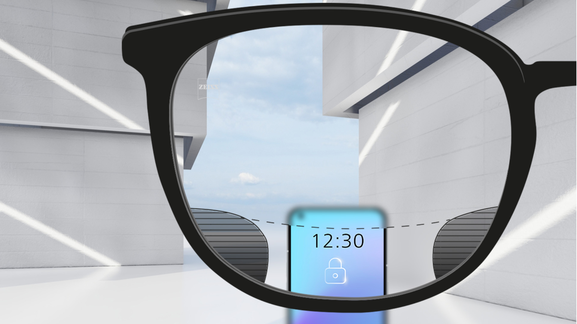 Punkt widzenia z soczewkami ZEISS SmartLife Digital ze smartfonem i kubkami w tle, podczas gdy obraz widziany przez soczewkę jest w pełni wyraźny z wąskimi rozmytymi obszarami po lewej i prawej stronie.