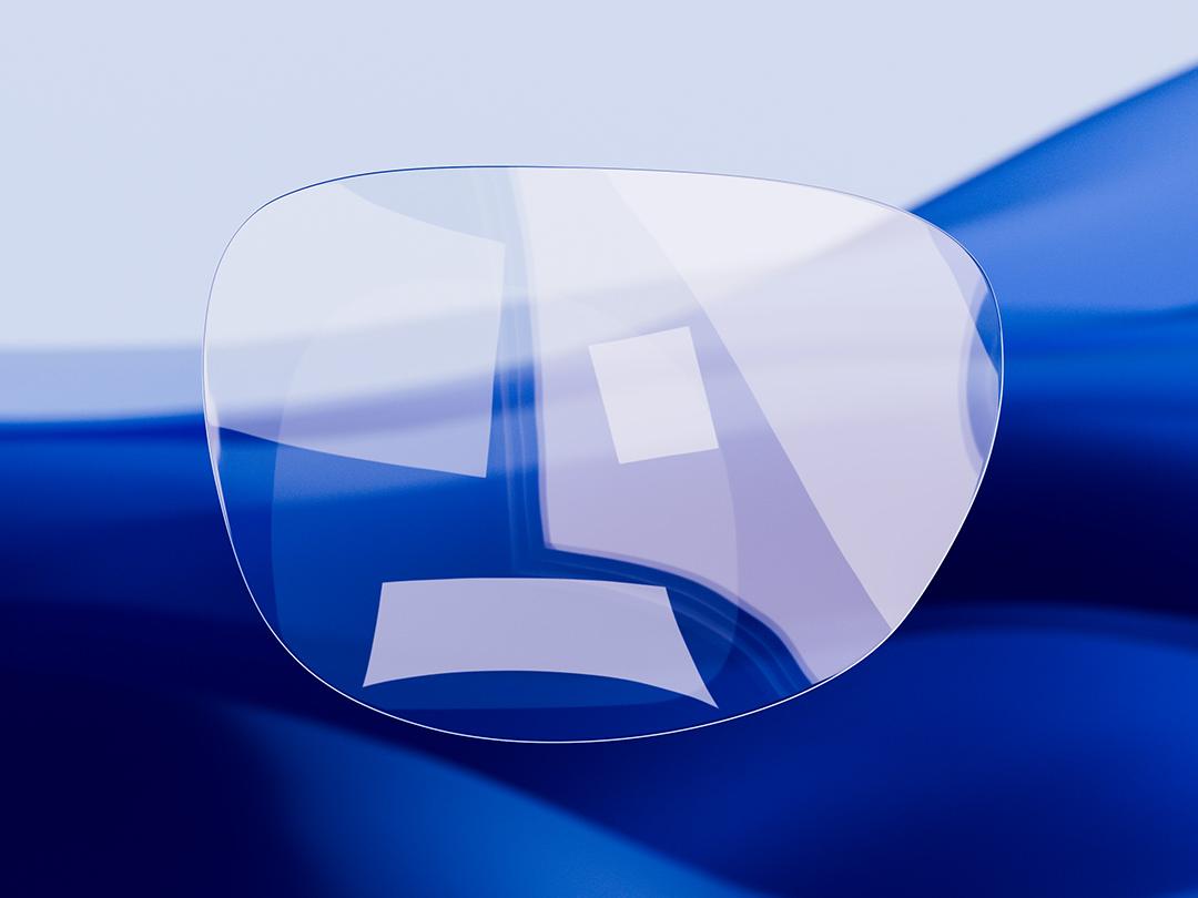 Podzielony obraz przedstawiający soczewkę ZEISS na jednej połowie, charakteryzującą się przejrzystością i czystością, podczas gdy druga połowa przedstawia standardową soczewkę okularową z silnymi odblaskami, podkreślając kontrast w jakości optycznej.