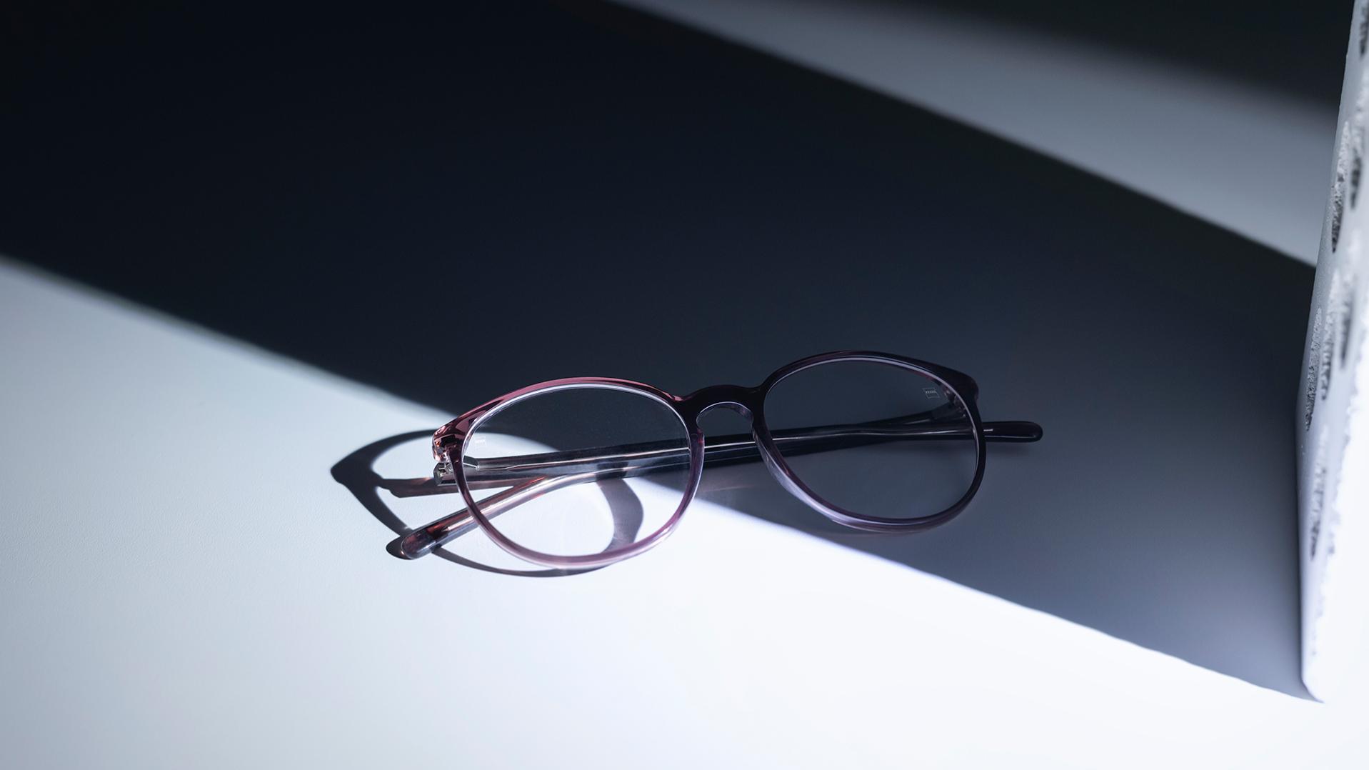 Okulary z soczewkami ZEISS i powłokami DuraVision®, które są w połowie w cieniu, a w połowie na słońcu.