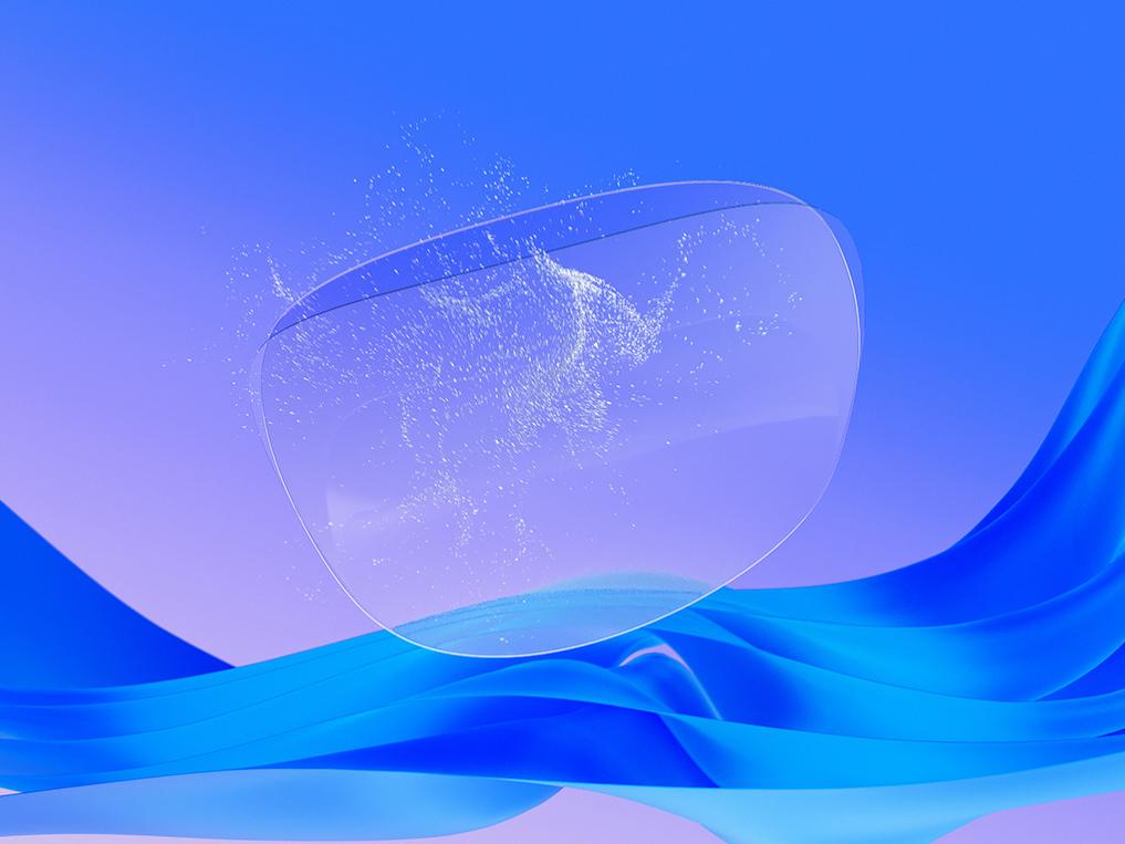 Wygenerowana komputerowo grafika 3D przedstawiająca przezroczystą soczewkę okularową pokrytą powłoką antystatyczną, demonstrującą jej zdolność do odpychania cząsteczek kurzu i utrzymywania czystej powierzchni soczewki.