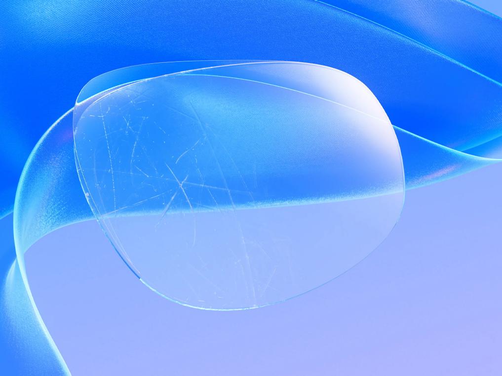 Wygenerowana komputerowo grafika 3D przedstawiająca porysowaną soczewkę okularową pokrytą cienką powłoką, która skutecznie ukrywa rysy, tworząc czystą i nieskazitelną powierzchnię soczewki.