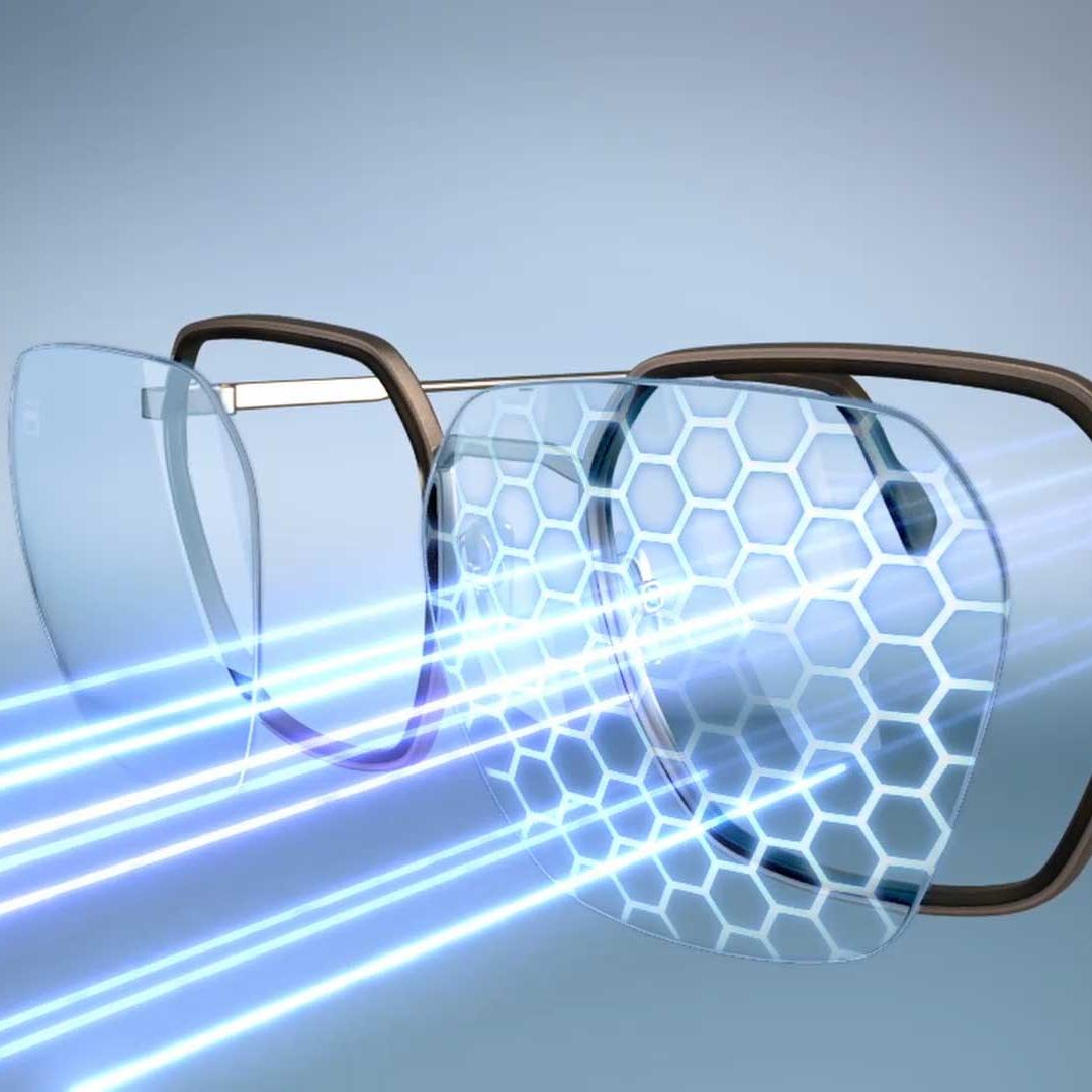 Soczewka z materiałem ZEISS BlueGuard oraz technologią ZEISS PhotoFusion X blokuje światło niebieskie zarówno, kiedy jest przejrzysta i zabarwiona.