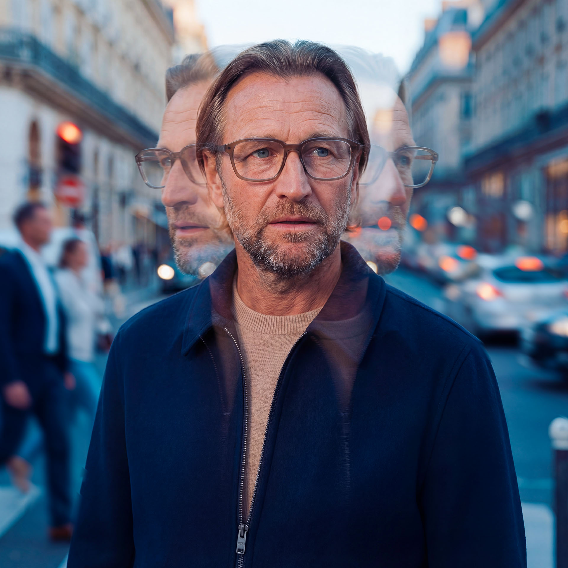Osoba nosząca tradycyjne okulary na ruchliwej ulicy na tle efektów różnych ekspozycji. 