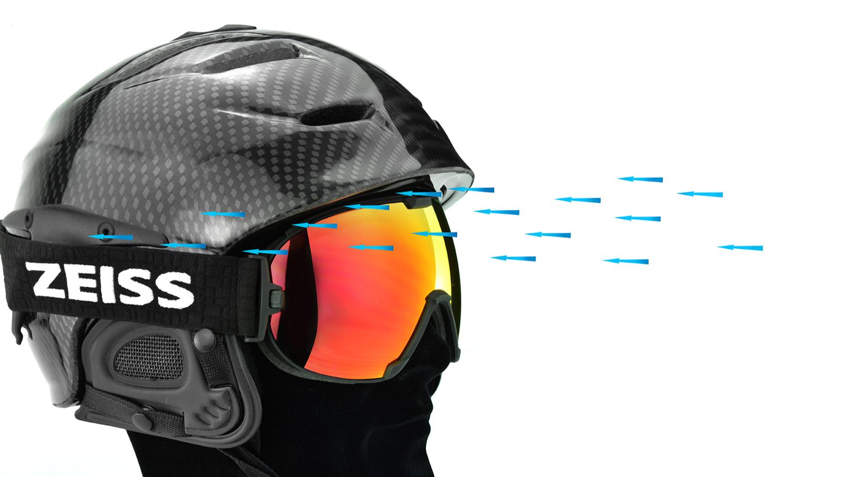 Czarny kask z czerwonymi goglami narciarskimi ZEISS