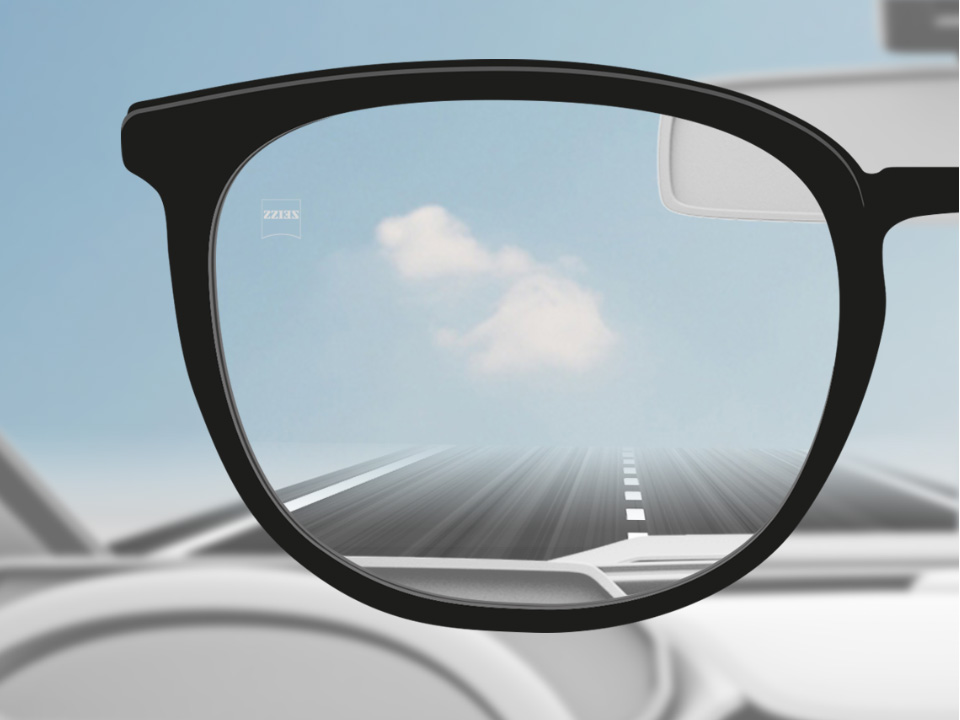 Punkt widzenia kierowcy z soczewkami jednoogniskowymi ZEISS DriveSafe, obraz widziany przez soczewkę jest w pełni wyraźny.