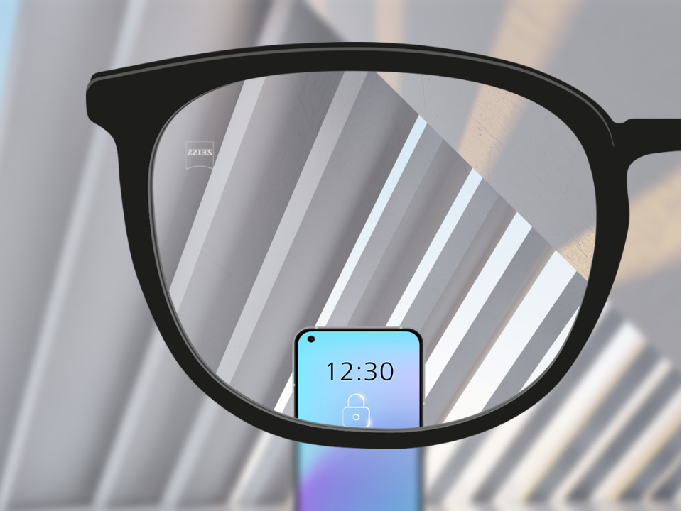 Punkt widzenia z soczewkami jednoogniskowymi ZEISS SmartLife ze smartfonem, obraz widziany przez soczewkę jest w pełni wyraźny. 