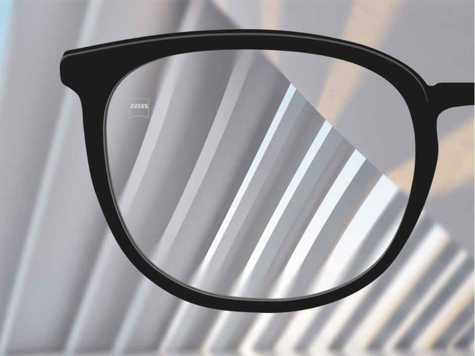 Punkt widzenia z soczewkami ZEISS Single Vision ClearView, obraz widziany przez soczewkę jest wyraźny, obszar poza soczewką jest rozmazany.